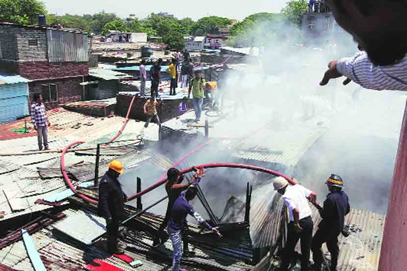 मार्केट यार्ड भागातील आंबेडकर वसाहतीत शनिवारी आगीत झोपडय़ा जळून भस्मसात झाल्या.