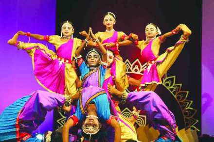 थिएटर ऑलिम्पिक स्पर्धेत नृत्य सादर करताना कलाकार.  (छाया : दिलीप कागडा)