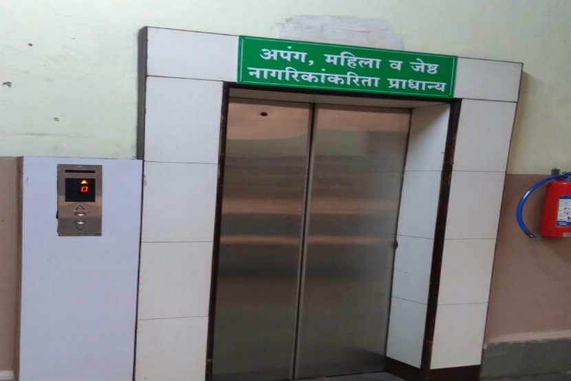 पिंपरी-चिंचवडमध्ये दोन मजल्यांच्यामध्ये लिफ्ट अडकली, बाहेर पडताना एकजण जखमी