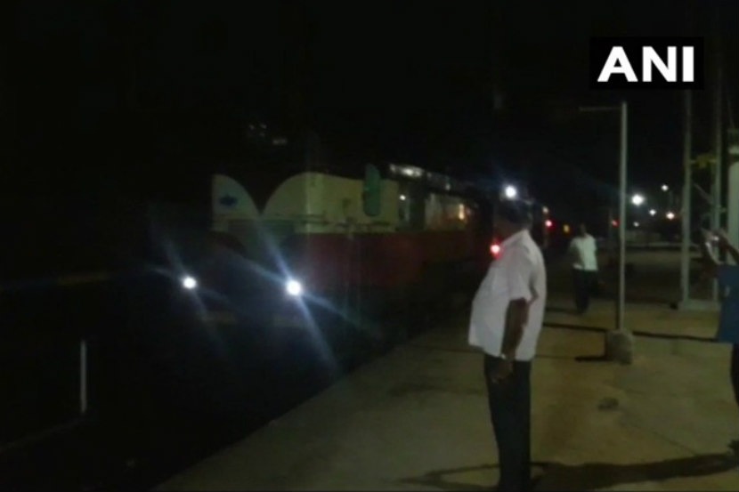 ओदिशामधील टिटलागड स्थानकात शनिवारी संध्याकाळी अहमदाबाद- पुरी एक्स्प्रेस पोहोचली. 