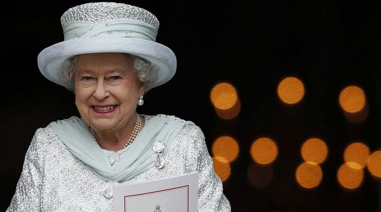 एका इतिहासकाराने दिलेल्या माहितीनुसार राणी आपल्या सहकाऱ्यांना सूचना देण्यासाठी बॅग सोबत ठेवते. 