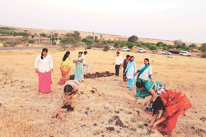 दुष्काळावर मात करण्यासाठी मी काम करणार या एकाच विचाराने काम करीत असल्याचे दिसून येते.