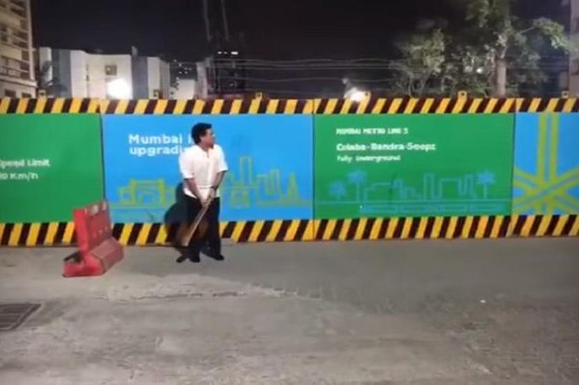 मुंबईच्या रस्त्यावर क्रिकेट खेळताना सचिन तेंडुलकर, व्हिडीओ व्हायरल