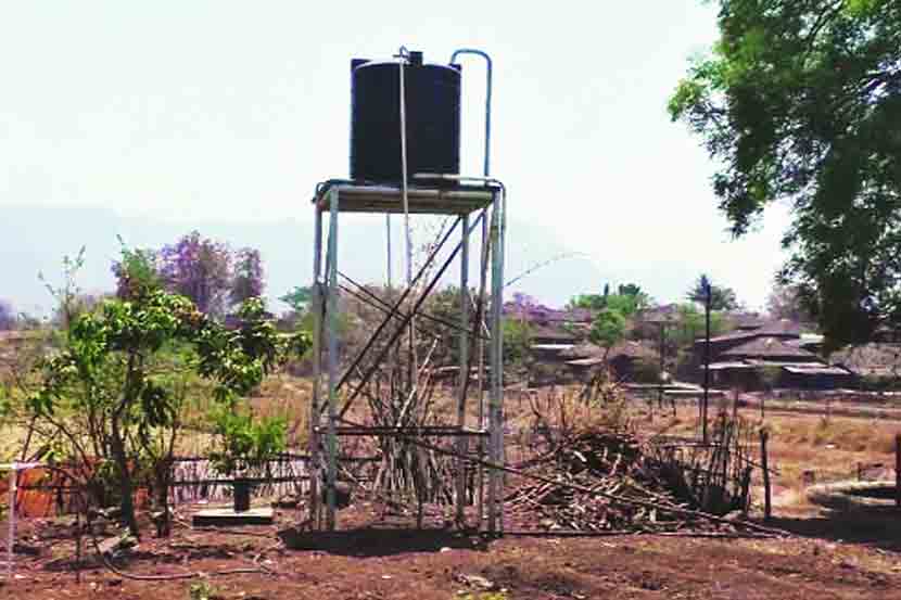 मुरबाडमधील महाज गावाजवळील पाडय़ाच्या ग्रामस्थांनी पैसे जमा करून गावात पाण्याच्या टाक्या उभारल्या आहेत. 