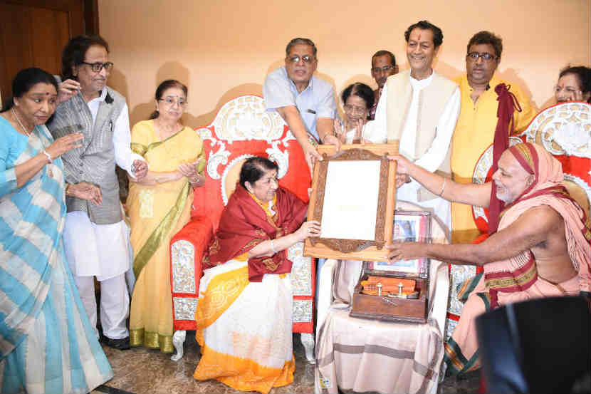 मुंबई : ज्येष्ठ पार्श्वगायिका आणि गानकोकिळा लता मंगेशकर यांना शनिवारी ‘स्वरमाऊली’ सन्मानाने गौरविण्यात आले. 