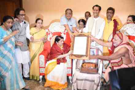 मुंबई : ज्येष्ठ पार्श्वगायिका आणि गानकोकिळा लता मंगेशकर यांना शनिवारी ‘स्वरमाऊली’ सन्मानाने गौरविण्यात आले. 