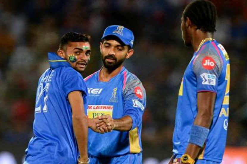 IPL 2018 – अजिंक्य रहाणेच्या चाहत्यानं घेतली मैदानात धाव