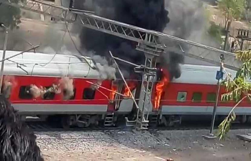 ग्वालियमरमध्ये बर्निंग ट्रेनचा थैमान, एक्स्प्रेसला लागली आग