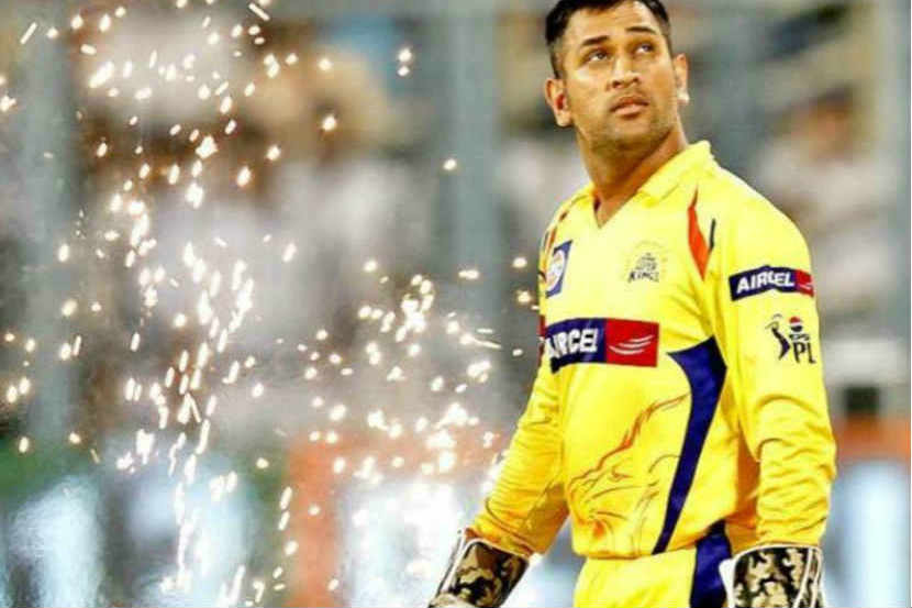 IPL 2018 – पुण्याच्या ग्राऊंड स्टाफकडून धोनीला ‘खास’ भेट