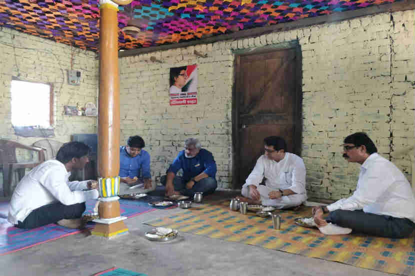 आदिवासी पाड्यातील मनसैनिकाच्या घरी जमिनीवर बसून जेवले राज ठाकरे