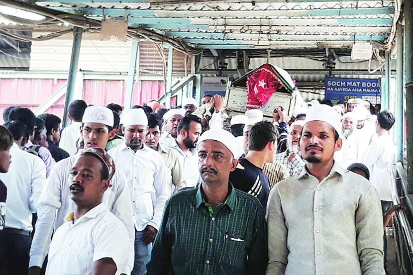 पर्यायी मार्ग नसल्याने कुर्ला परिसरातील नागरिकांना दफनभूमीकडे जाण्यासाठी स्थानकातून वाट शोधावी लागते. 