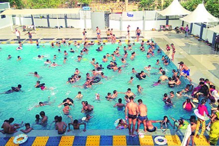 उन्हाळ्याचे दिवस असल्याने जलतरण तलावांमध्ये मोठय़ा प्रमाणात गर्दी होत आहे. मात्र, पोहण्यासाठी येणाऱ्या नागरिकांच्या सुरक्षितेचे काय, असा प्रश्न उपस्थित करण्यात येत आहे.