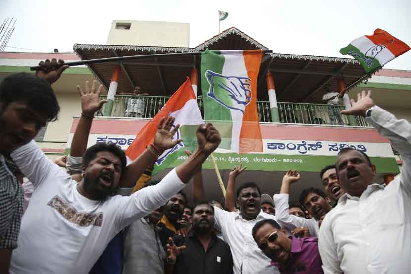भाजप नेते बी. एस. येडियुरप्पा यांनी कर्नाटकच्या मुख्यमंत्रिपदाचा राजीनामा देताच बेंगळूरुमध्ये काँग्रेस कार्यकर्त्यांनी जल्लोष केला.