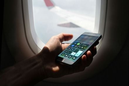 विमान प्रवासादरम्यान मोबाईल कॉल्स आणि इंटरनेट वापराला मंजुरी.
