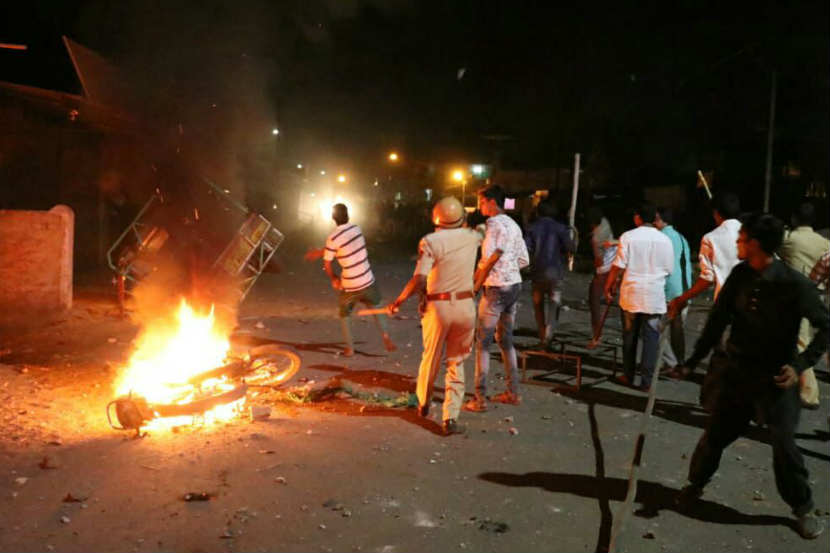 समाजकंटकांनी दुकाने तसेच वाहनांची जाळपोळ केली. 