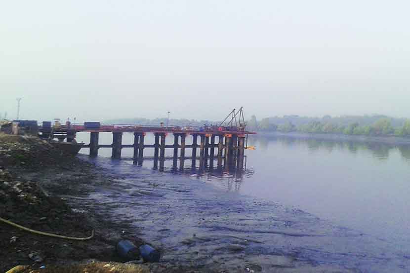 डोंबिवलीतील मोठागाव खाडीत उभारण्यात येत असलेला संथगतीने बांधण्यात येत असलेला माणकोली उड्डाण पूल.