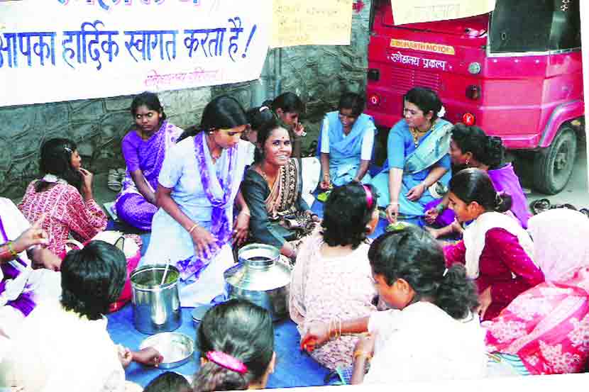 १९९३ मध्ये पोलिसांच्या अत्याचाराविरुद्ध अहमदनगर इथे जिल्ह्य़ातल्या वेश्यांनी केलेले आंदोलन.