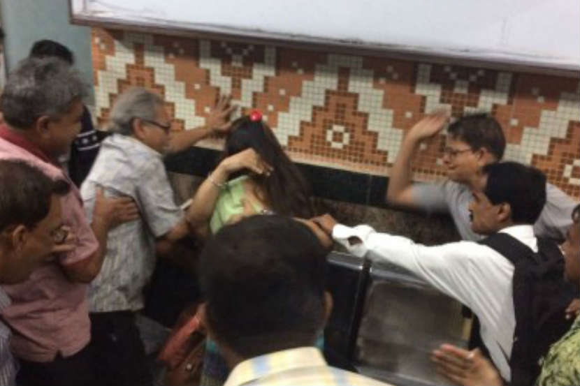 कोलकाता येथील खासगी कंपनीत काम करणारा तरुण तिच्या मैत्रिणीसह मेट्रो ट्रेनने जात होता. प्रवासादरम्यान त्यांनी एक- दोनदा मिठी मारली.
