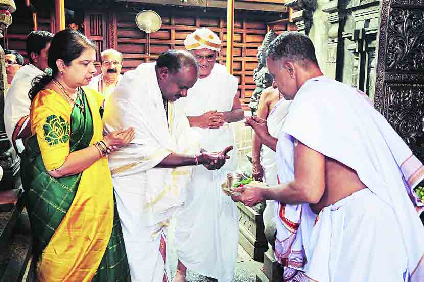 जद(एस)चे नेते एच डी कुमारस्वामी हे बुधवारी कर्नाटकच्या मुख्यमंत्रिपदाची शपथ घेणार आहेत. त्यापूर्वी मंगळवारी त्यांनी धर्मस्थळ येथील मंजुनाथ स्वामी मंदिराला सपत्नीक भेट दिली.