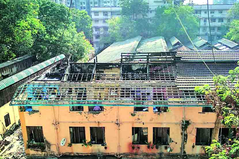  भायखळा येथील पालनजी रतनजी चाळीला लागलेल्या आगीत इमारतीचे छत पूर्णपणे भस्मसात झाले आहे. 