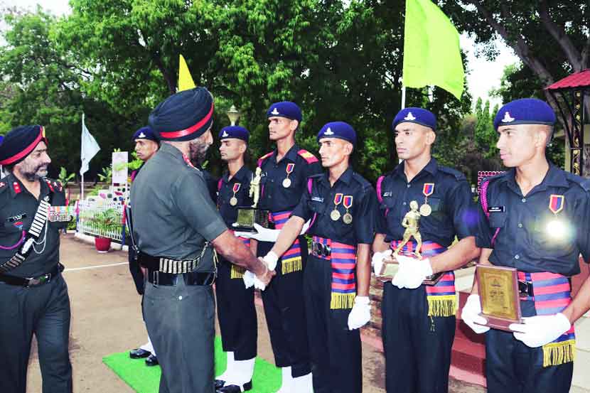 देवळाली कॅम्प येथील आर्टिलरी सेंटरमध्ये आयोजित कार्यक्रमात पदवी प्रदान करताना स्कूल ऑफ आर्टिलरीचे कमांडर लेफ्टनंट जनरल रणबीर सिंग सलारिया