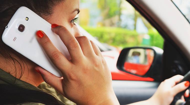 ड्रायव्हिंग करताना मोबाइलवर बोलणे बेकायदेशीर नाही – केरळ उच्च न्यायालय