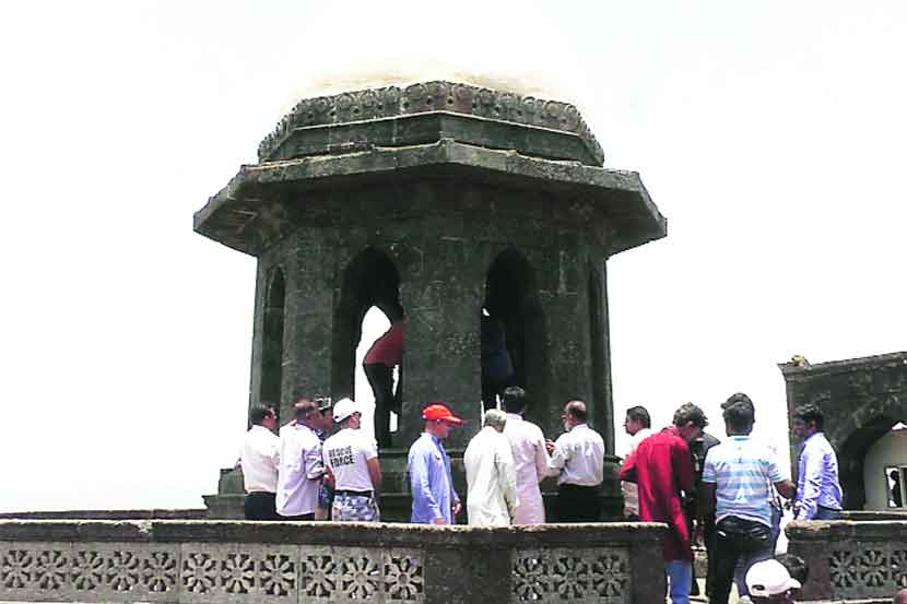 किल्ले रायगडावर पर्यटकांची मांदियाळी