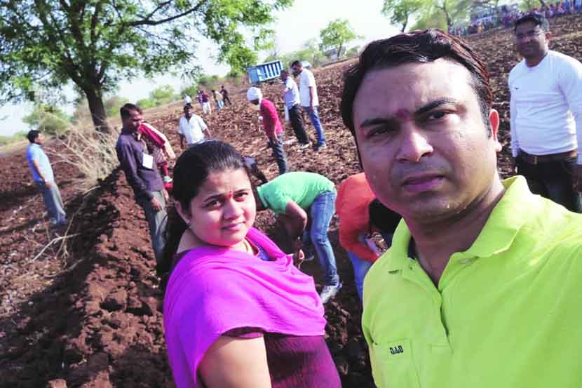  ‘पाणी फाऊंडेशन’च्या महाश्रमदान चळवळीत जळगाव जिल्ह्य़ातील टेहू (ता. पारोळा) गावात अतुल देशमुख आणि त्यांच्या जलमित्रांनी श्रमदान केले. या वेळी शेत बांध, सीसीटी, एलबीएस अशी जलसंधारणाची कामे करण्यात आली.