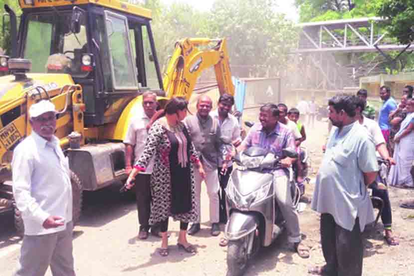 कॅन्टोन्मेंटमधील रस्ते वाहतुकीसाठी खुले करण्याच्या निर्णयानंतर सीमाभिंत जेसीबीच्या मदतीने काढण्यात आली.