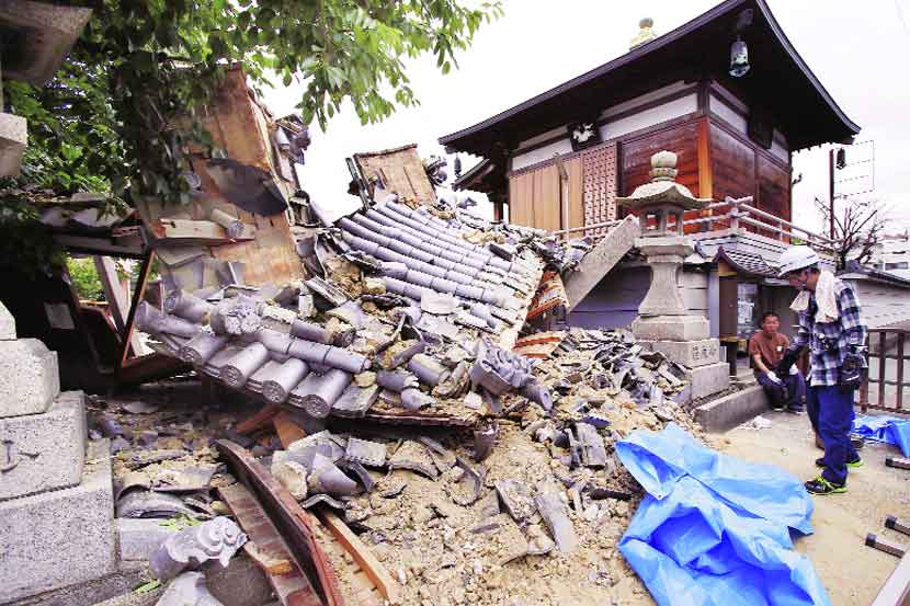 जोक्योजी मंदिराचे प्रवेशद्वार सोमवारच्या भूकंपामध्ये जमीनदोस्त झाले. रस्तेही खचल्याने तळे साचले होते.