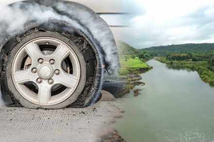 रत्नागिरीत कारचा टायर फुटून इनोव्हा नदीत कोसळली, चौघे बेपत्ता