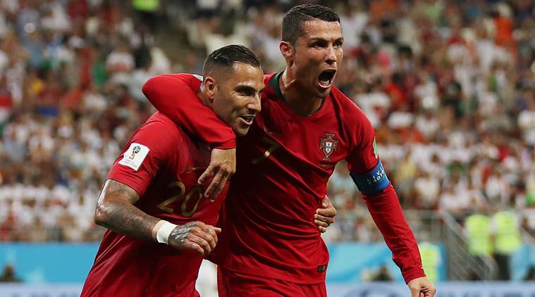 फिफा विश्वचषकातील 'ब' गटातील पोर्तुगाल आणि इराण यांच्यातील सामना १-१ असा बरोबरीत सुटला. पोर्तुगालने हाफ टाइमच्या काही क्षण आधी गोल केला. REUTERS/Ricardo Moraes