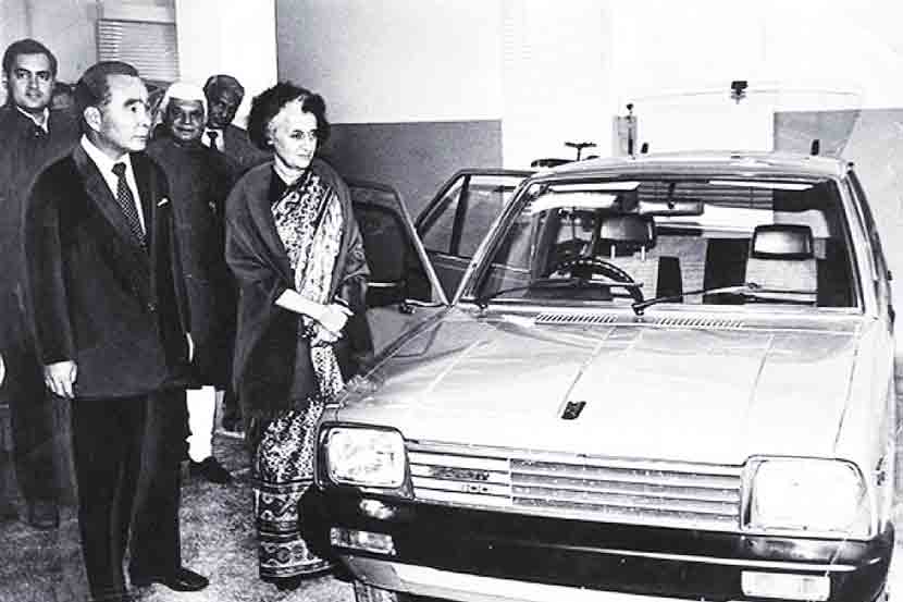  मारुती सुझुकीच्या पहिल्यावहिल्या देशी मारुती ८०० या कारसोबत भारताच्या तत्कालीन पंतप्रधान इंदिरा गांधी.  