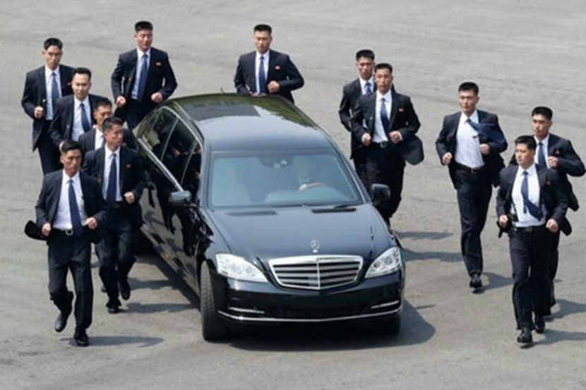 Kim Jong un bodyguards : किमच्या सुरक्षेची जबाबदारी असलेले हे सुरक्षारक्षक 'कोरिअन पिपल्स आर्मी'चा भाग आहेत. 
