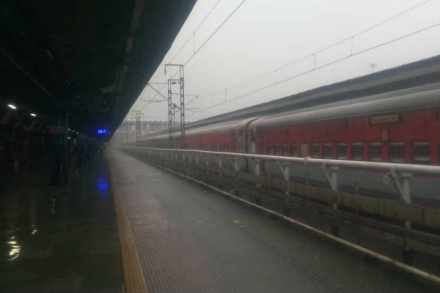 Heavy Rains in Mumbai :पुढच्या १२ तासात मुंबईला मुसळधार पावसाचा इशारा, कुर्ल्यात रेल्वे ट्रॅकवर पाणी