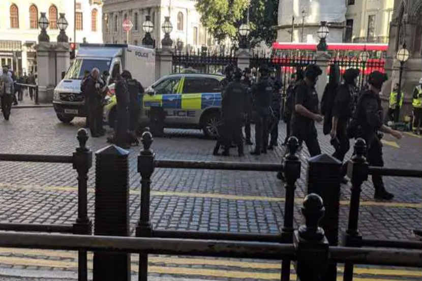 लंडन रेल्वे स्टेशनवर बॉम्ब असल्याचा दावा करणाऱ्या व्यक्तीला अटक