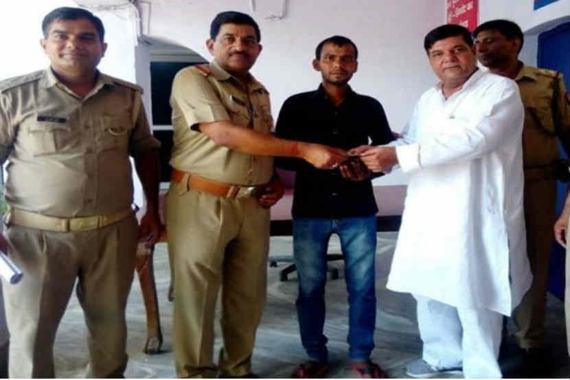 मनोजकुमार सैनी याचे कौतुक करताना पोलीस