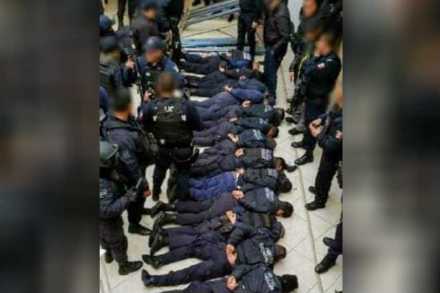  सुरक्षा दलाने पोलीस दलातील २७ पोलीस अधिकारी आणि कर्मचाऱ्यांना अटक केली. 
