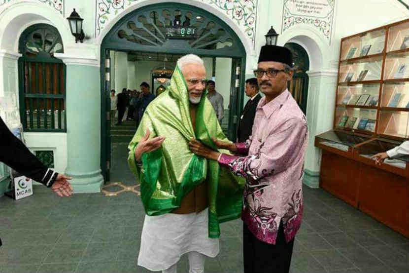 पंतप्रधान नरेंद्र मोदींनी शनिवारी सिंगापूरमधील जगप्रसिद्ध चुलिया मशिदीला भेट दिली.