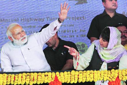 आपण मेहबूबा मुफ्ती यांच्या पीडीपीला काहीही न कळवता दिलेला हा जबरदस्त झटका आहे, असा आव भाजपाने आणला खरा; मात्र त्यात काहीच अर्थ नव्हता.