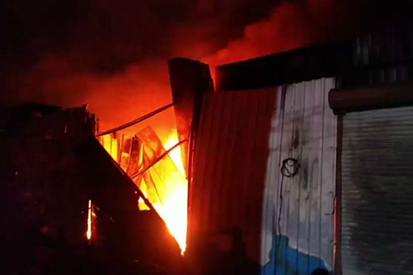 मुंब्रामधील कौसा परिसरातील एका गोदामात बुधवारी रात्री उशिरा आग लागली.