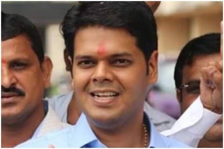 Niranjan Davkhare: अत्यंत चुरशीच्या ठरलेल्या कोकण पदवीधर मतदारसंघाच्या निवडणुकीत अखेर भाजपाचे निरंजन डावखरे यांनी बाजी मारली. डावखरे यांनी आपले निकटचे प्रतिस्पर्धी शिवसेनेचे संजय मोरे यांचा २९८८ मतांनी पराभव केला.