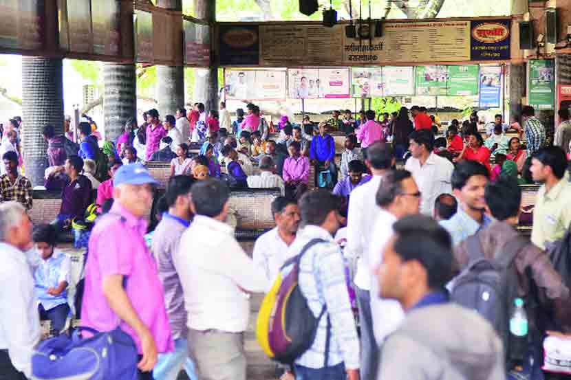 एसटी संपामुळे नाशिक येथील नवीन सीबीएस बस स्थानकात प्रवाशांची झालेली गर्दी.