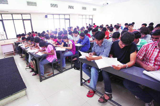 खासगी शिकवणी कायदा आणून क्लाससंस्कृतीला शिस्त लावण्याचा सरकारचा प्रयत्न आहे.