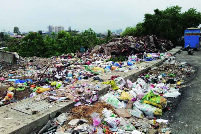 प्लास्टिकमधील टाकाऊ पदार्थ पावसामुळे कुजून दुर्गंधी पसरली आहे.