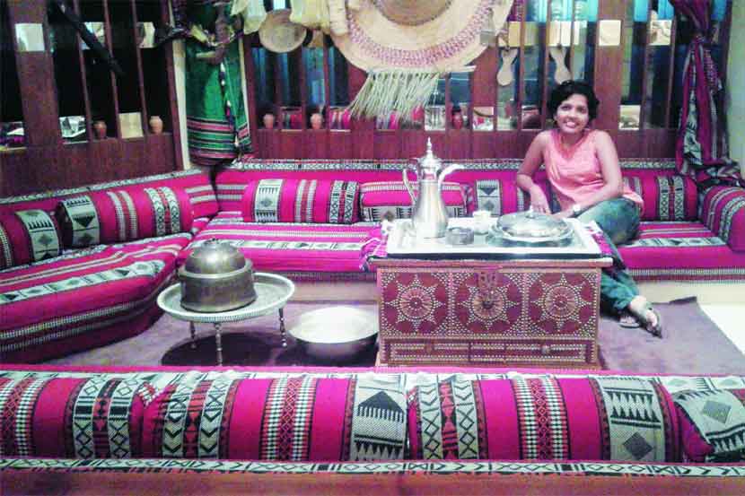  इथे स्त्रियांना मिळणारा आदर आणि त्यांचं कुटुंबातील उच्च स्थान.