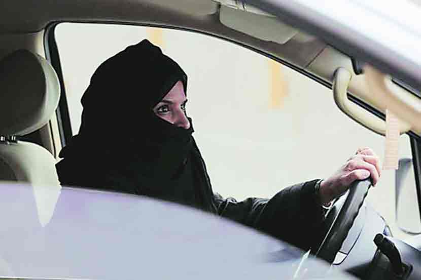 सौदी अरेबियाच्या सरकारने स्त्रियांना वाहन चालवायची परवानगी देण्याचा इरादा जाहीर केला.