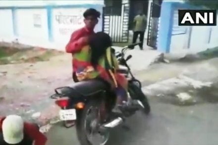सरकारी रुग्णालयाने शववाहिनी नाकारल्याने मुलाने आईचा मृतदेह नेला बाईकवरुन