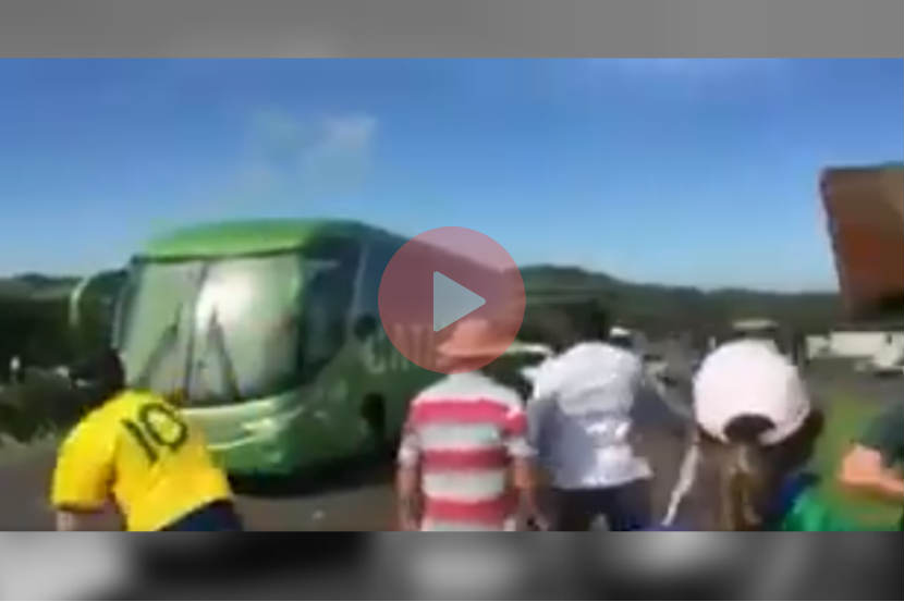 Viral Video : बसवर अंडी, दगडफेक होणारा ‘तो’ व्हिडीओ ब्राझील फुटबॉल संघाचा नाहीच…