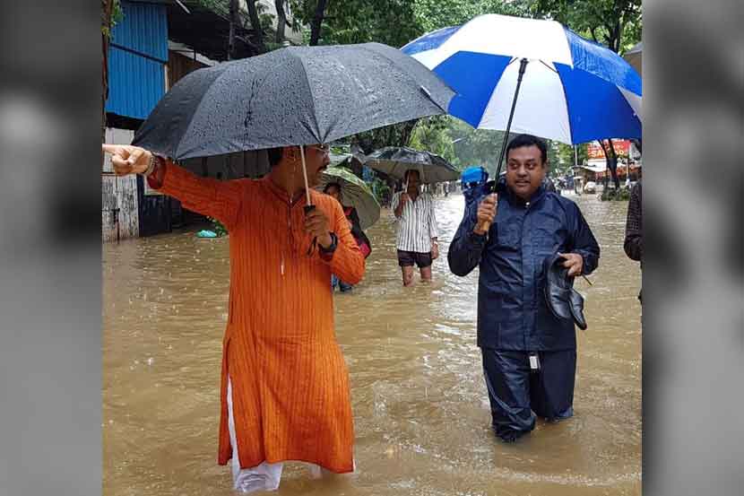 भाजपाचे प्रवक्ते संबित पात्रा यांना बूट हातात घेऊन पावसातून वाट काढावी लागली 